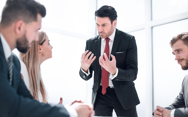 Empresario estricto en una reunión con el equipo de negocios