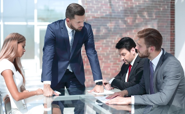 Empresário estrito falando com o conceito de negócios de funcionários