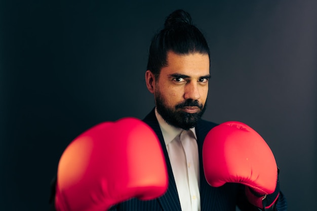 Empresario étnico con guantes de boxeo