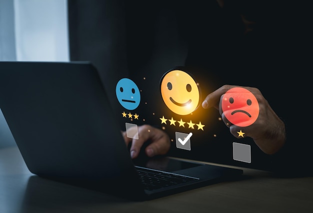 El empresario exhibe una brillante calificación de cinco estrellas y una insignia de premio que simboliza la alta calidad y la excelencia en los negocios