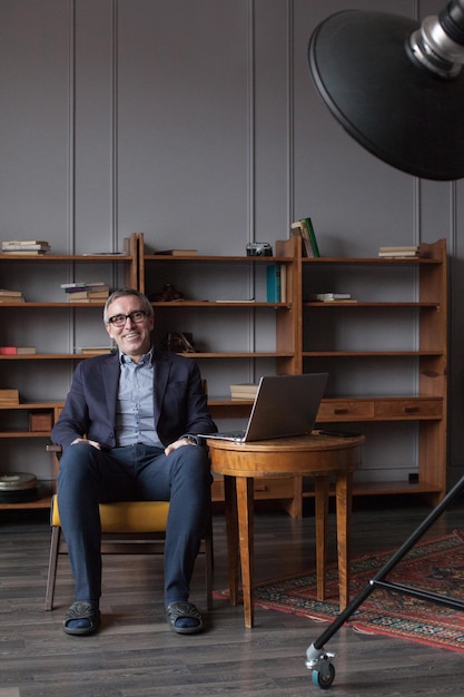 Empresario exitoso con gafas y traje sesión de fotos