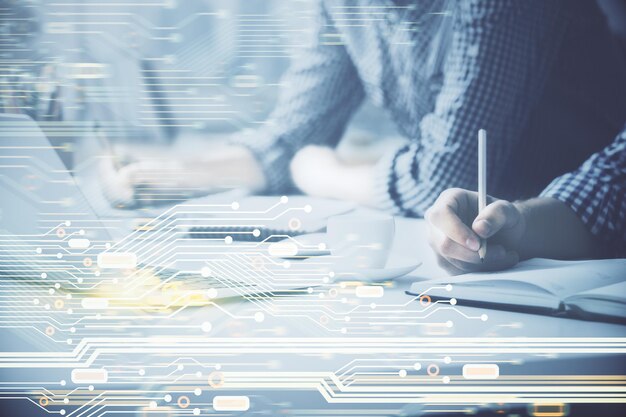 Empresario con experiencia en computación con holograma temático tecnológico Concepto de alta tecnología Multi exposición