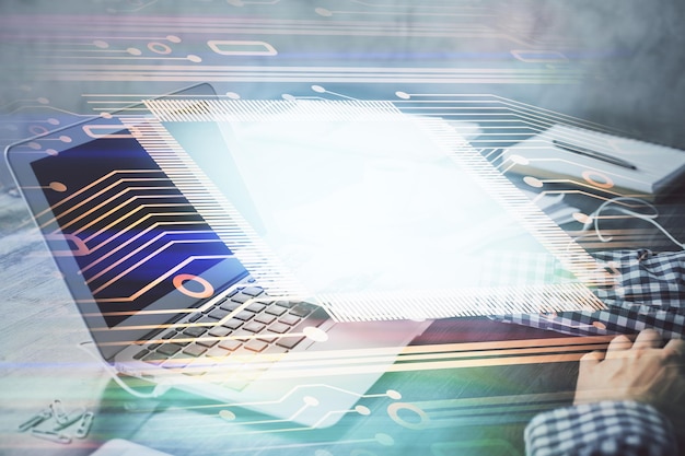 Empresario con experiencia en computación con holograma temático tecnológico Concepto de alta tecnología Multi exposición
