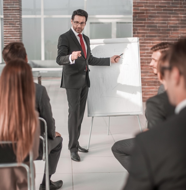 Empresário explicando negócios para a equipe a nova estratégia da empresa