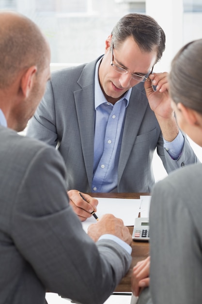 Empresário, explicando o contrato para parceiros de negócios