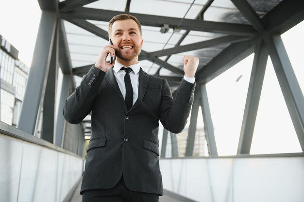 Foto empresário exultante por seu sucesso