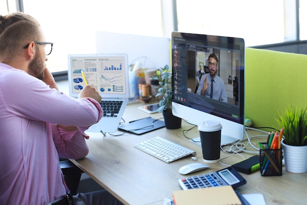 Empresário fala em videochamada com colegas em briefing online durante o auto-isolamento