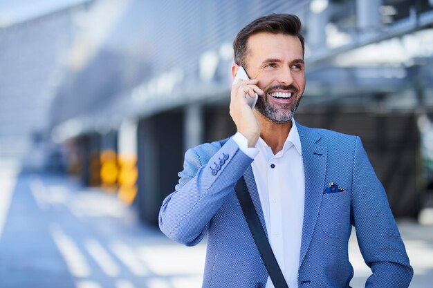 Empresário falando ao telefone na cidade