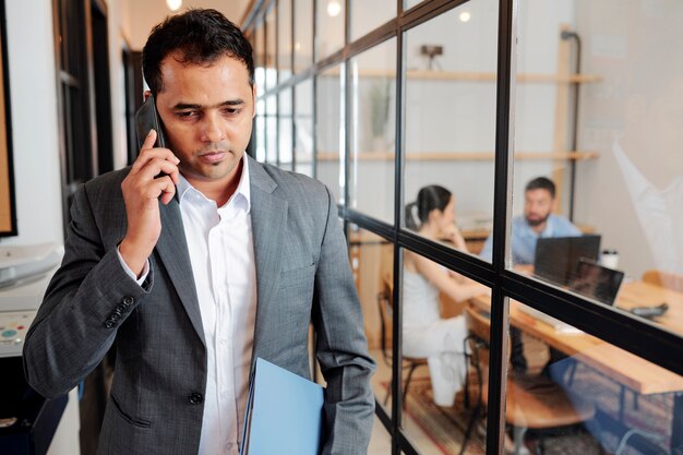 Empresário falando ao telefone no escritório