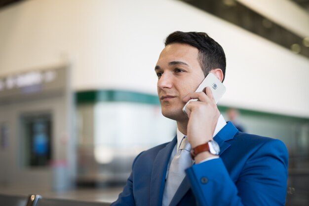 Empresário falando ao telefone