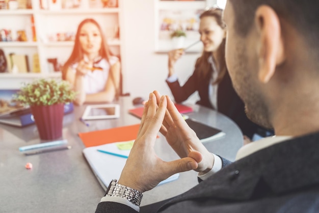 Empresário falando com seus colegas de trabalho na conferência