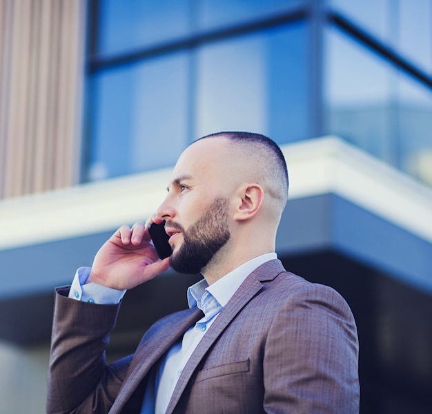 Empresário falando em um smartphone