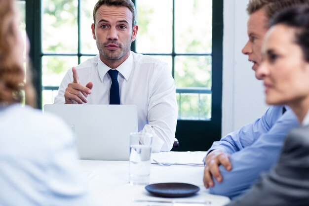 Empresário falando em uma reunião de negócios