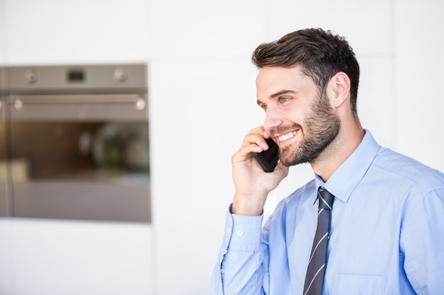 Empresário falando no celular