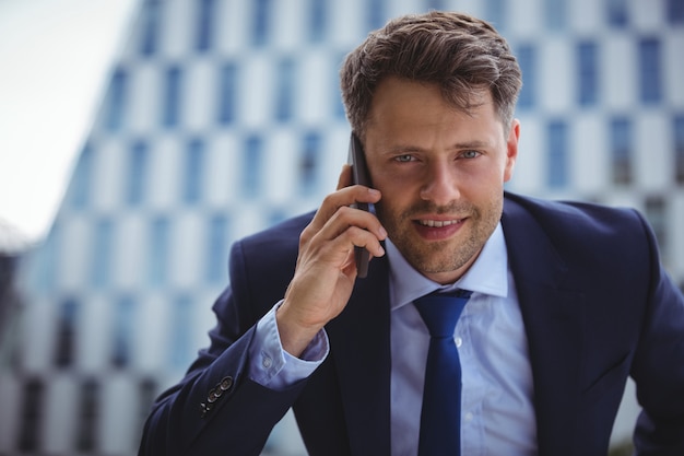 Empresário falando no celular