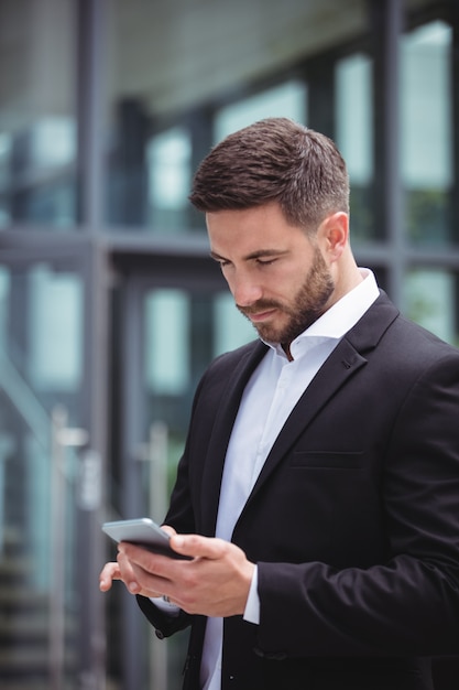 Empresário falando no celular