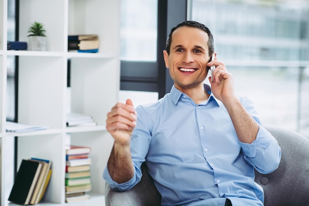 Empresário falando no smartphone