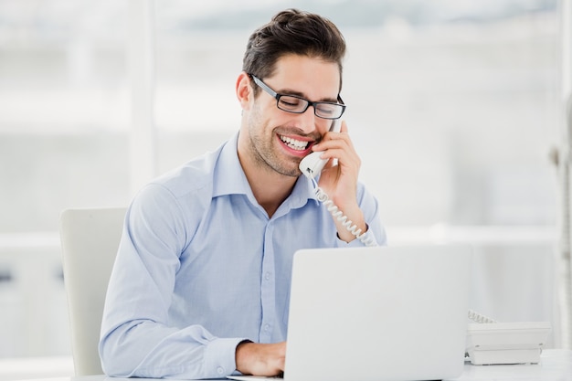 Empresário falando no telefone