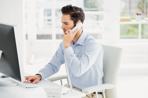 Empresário falando no telefone