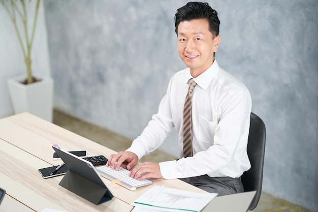 Empresário fazendo trabalho de mesa no escritório