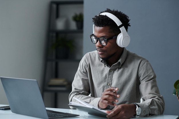 Empresário fazendo trabalho online no laptop