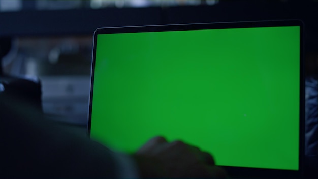 Empresário fechado digitando computador de tela verde no local de trabalho Homem escrevendo e-mail