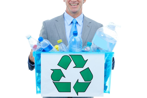 Empresario feliz y caja con plástico reciclado para un entorno ecológico en un fondo de estudio blanco Primer plano de un empleado con un cubo de basura o botellas para la contaminación o el día de la Tierra
