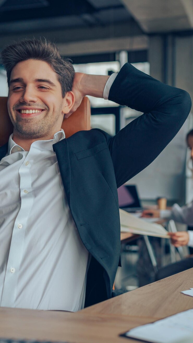 Foto empresario feliz descansando después de negociaciones exitosas y contrato concepto de negocio