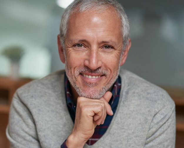 Empresário feliz e retrato no local de trabalho para compromisso de carreira e gestão com orgulho Cara CEO e pessoa masculina no escritório para desenvolvimento de startups e sorriso para projeto internacional