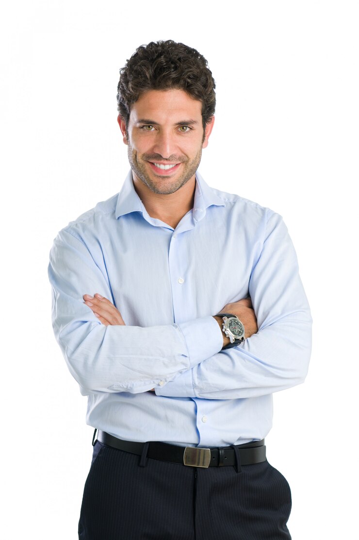 Empresário feliz e sorridente, olhando para a câmera com satisfação, isolado no fundo branco