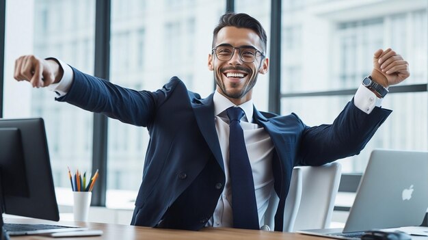 Empresario feliz y exitoso en el fondo de la oficina