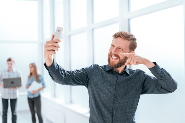 Empresário feliz falando via chat de vídeo em seu smartphone