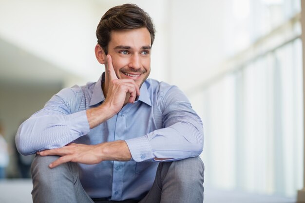 Foto empresário feliz sorrindo