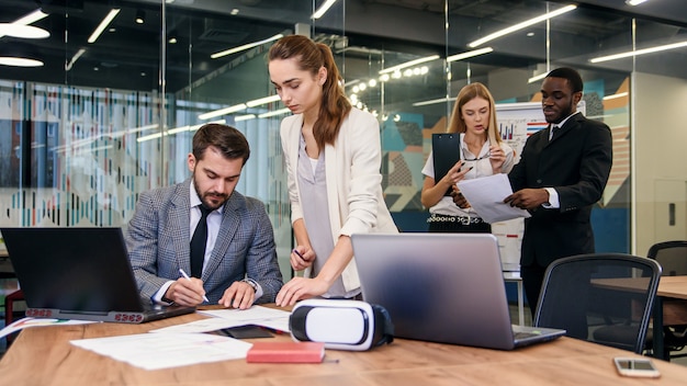 Empresario firma acuerdo de asociación empresarial