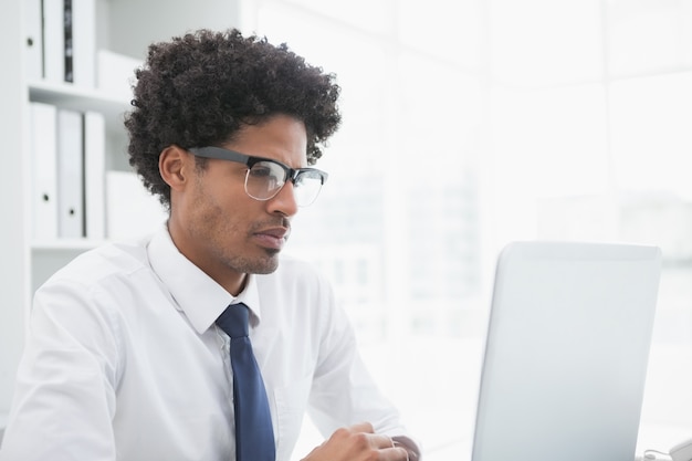 Empresário focado olhando seu laptop