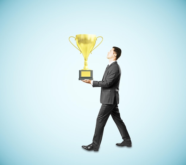 Empresario con fondo azul trofeo