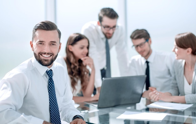 Empresario en el fondo del lugar de trabajo