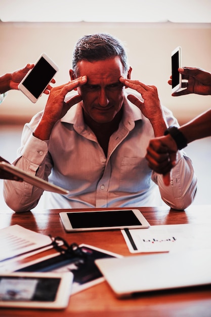 Empresário frustrado em sua mesa