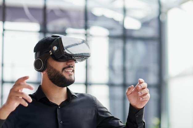 Empresario con gafas o auriculares de realidad virtual