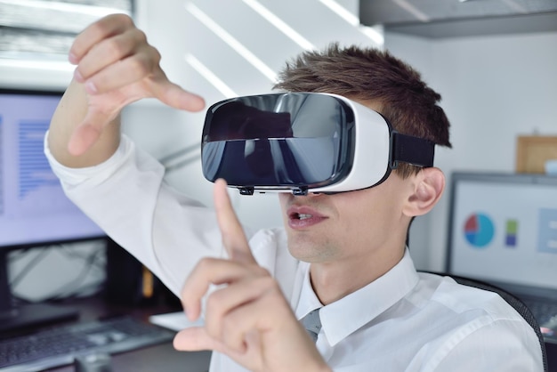 Empresario con gafas de realidad virtual