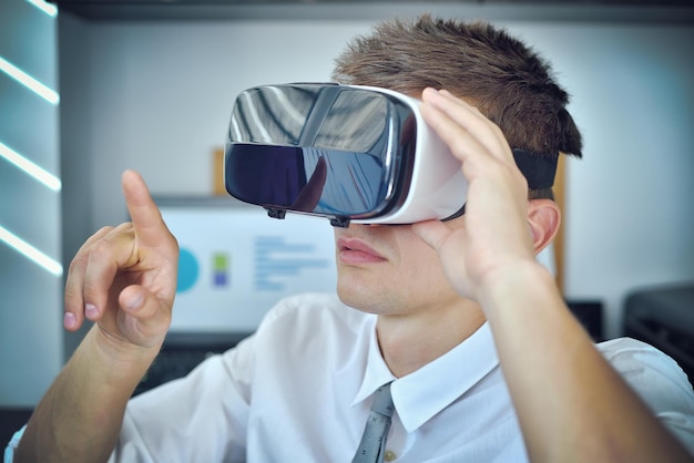 Empresario con gafas de realidad virtual