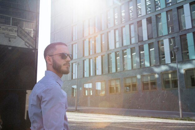 Empresario con gafas de sol en la ciudad