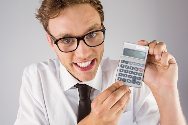 Empresário Geeky mostrando uma calculadora