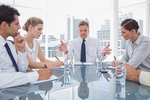 Empresario gesticulando durante una reunión