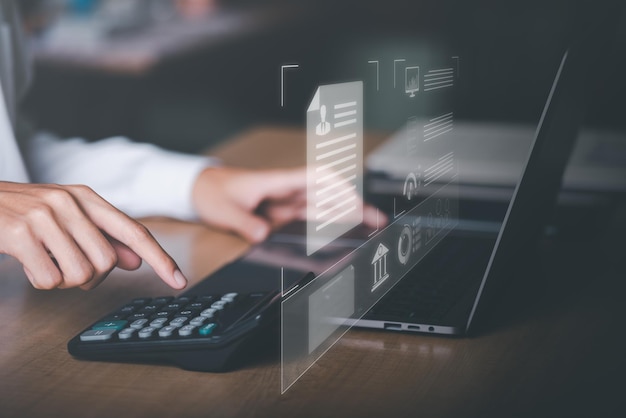 El empresario gestiona los documentos en línea y calcula las tasas impositivas y las multas empresariales