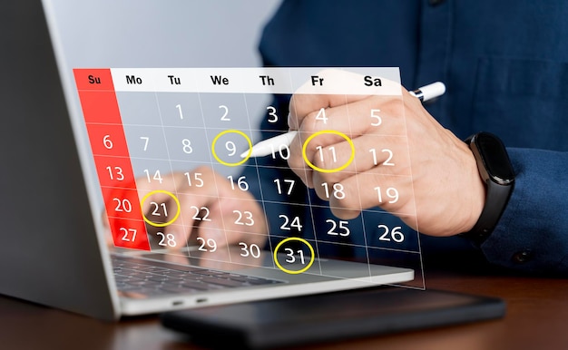 El empresario gestiona el tiempo para un trabajo eficaz Calendario en la interfaz de pantalla virtual