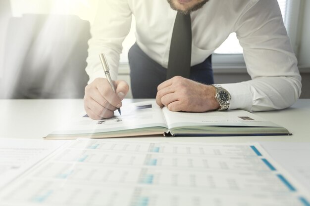 Empresario grabando datos para programar una reunión o evento