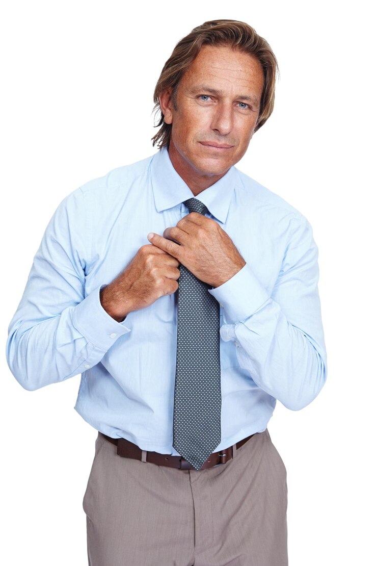 Foto empresário gravata vestindo e homem retrato de um vestido modelo para trabalho corporativo com fundo branco funcionário financeiro isolado e trabalhador profissional vertical se preparando para trabalhar