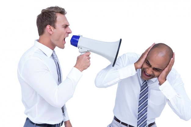 Empresario gritando con un megáfono a su colega