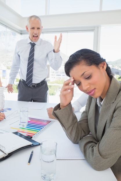 Foto empresario gritando a su colega